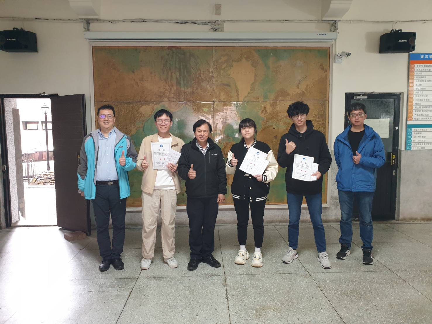「海洋系師長獎學金」113學年度得獎同學及本系師長合影~恭喜吳家瑋、林睿晉及林詠婕三位同學