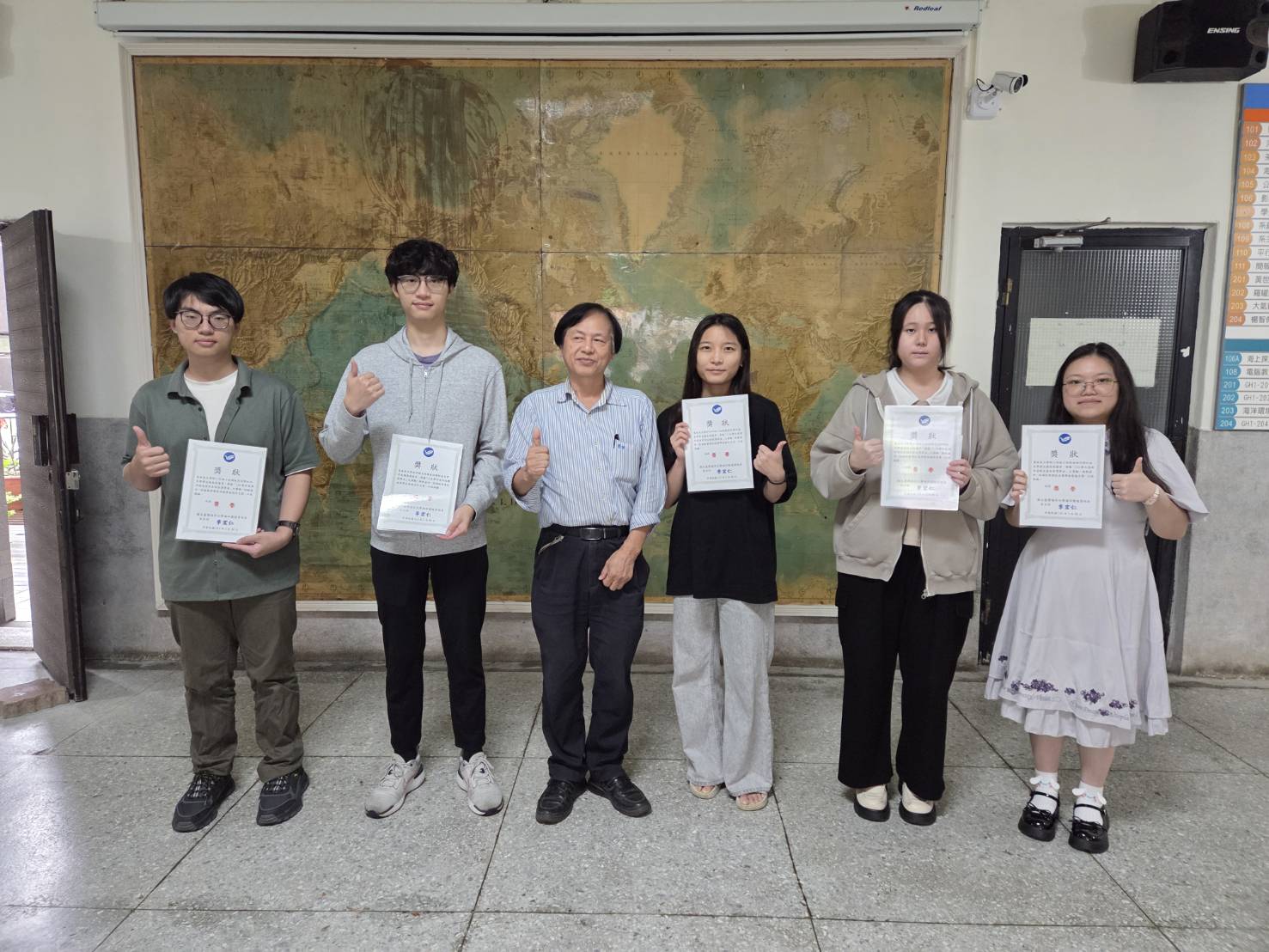 海洋系師長獎學金」114學年度得獎同學及本系師長合影~恭喜陳榆蓉、黃郁芳及蔡紘恩三位同學!
